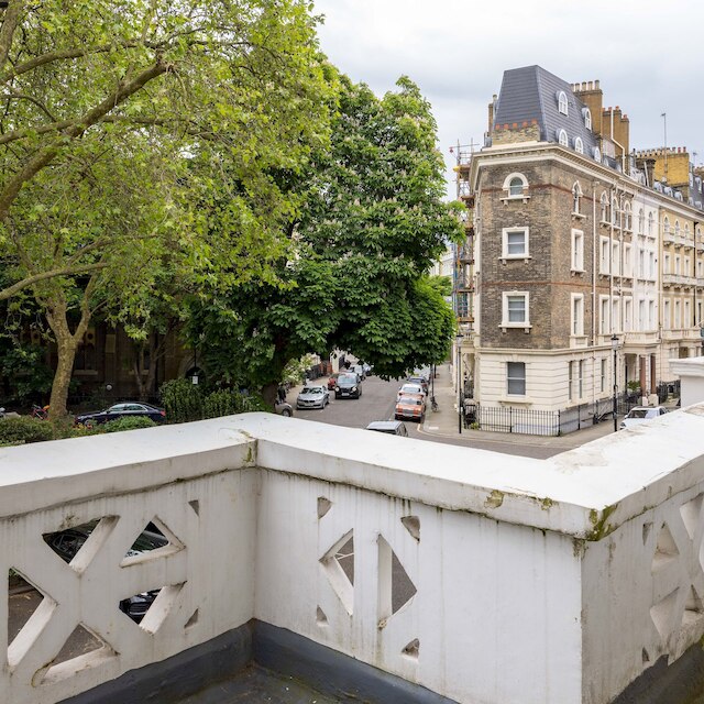 バルコニー サウス ケンジントン ラグジュアリー 2 ベッド アパートメント