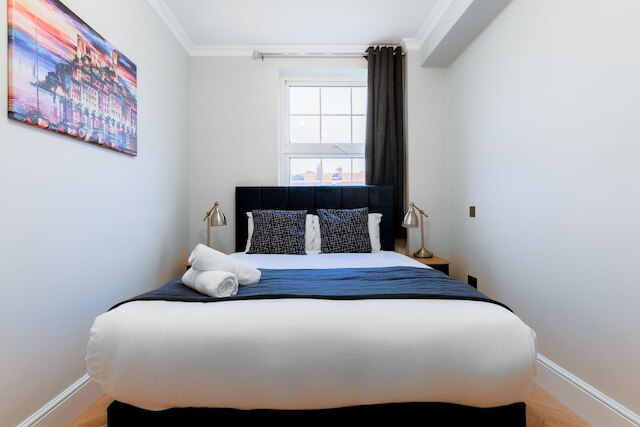 ブライト ワン ベッドルーム フラッツ