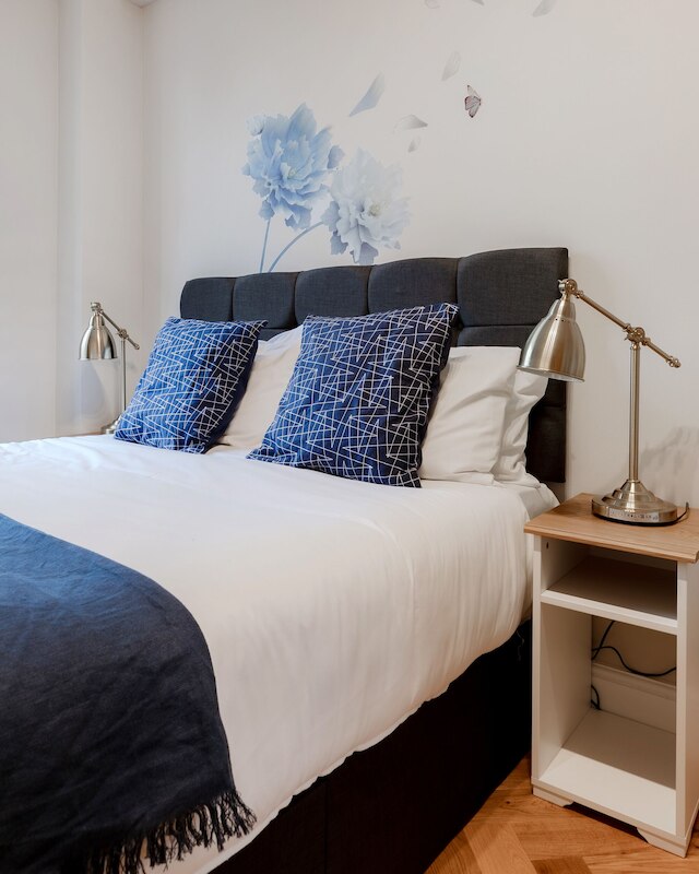 ブライト ワン ベッドルーム フラッツ