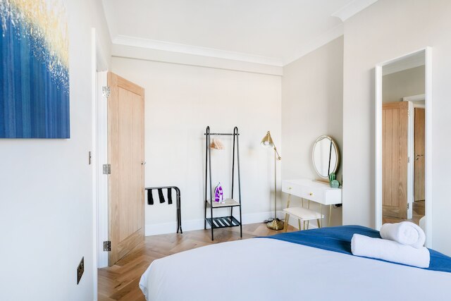 ブライト ワン ベッドルーム フラッツ