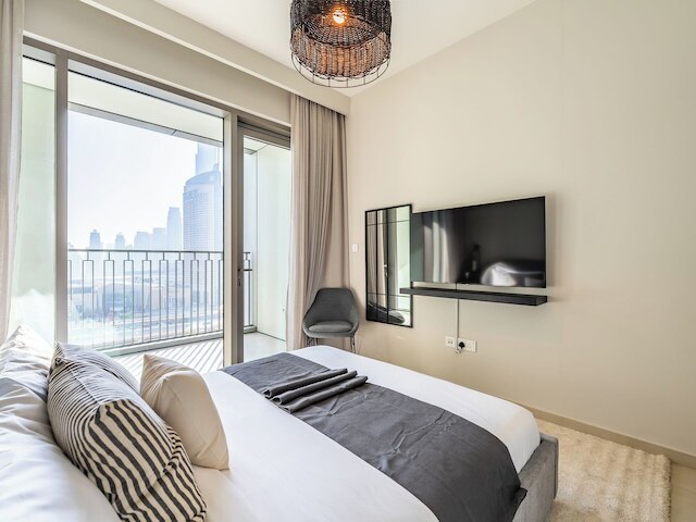 リュクス コンド ウィズ スタニング スカイライン ビューズ