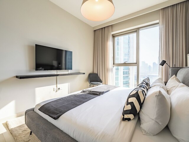 リュクス コンド ウィズ スタニング スカイライン ビューズ