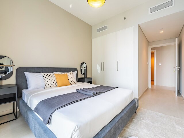 リュクス コンド ウィズ スタニング スカイライン ビューズ