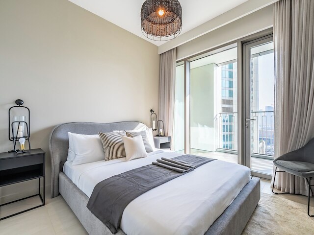 リュクス コンド ウィズ スタニング スカイライン ビューズ