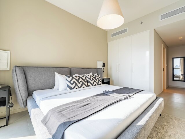 リュクス コンド ウィズ スタニング スカイライン ビューズ