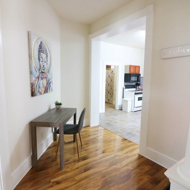 ウィンザー パーク フラット ミニッツ トゥ マス アヴェ