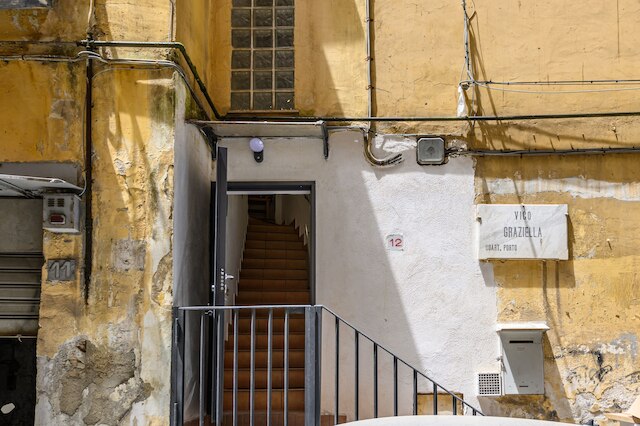 ヴィコ グラツィエッラ 12 イン ナポリ