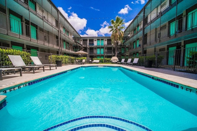 チャーミング キング ベッド 1BR ウィズ プール 5 ミン トゥ DT