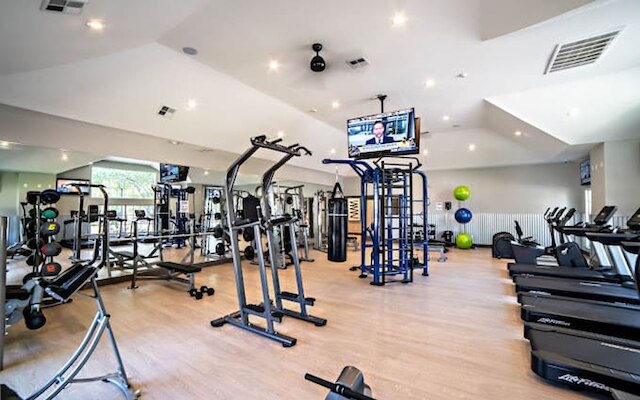 スペーシャス 2BR キング スイート ウィズ ジム プール クローズ トゥ DT