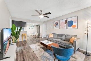 ソコ 2BR コンフィ スイート ウィズ プール キング ベッド ファスト ワイファイ