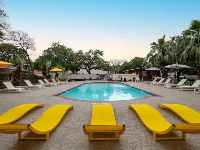 ソコ 2BR コーナースイート ウィズ プール キングベッド ファストWifi