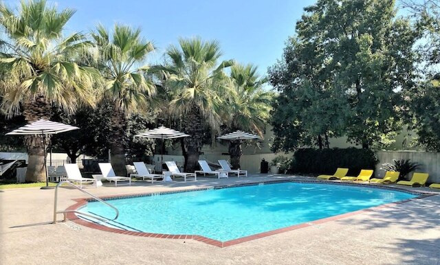 ソコ 2BR コーナースイート ウィズ プール キングベッド ファストWifi