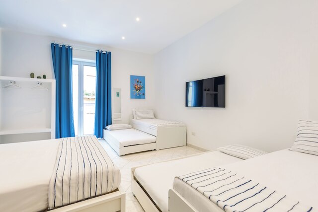 ホワイト & ブルー アパートメント アット サニタ バイ ワンダフル イタリー