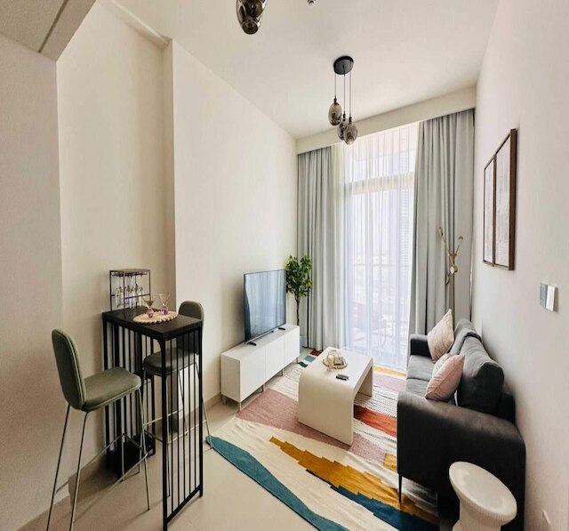 OYO ホーム 1349 ブルジュ クラウン ラグジュアリー 1ベッド アパートメント