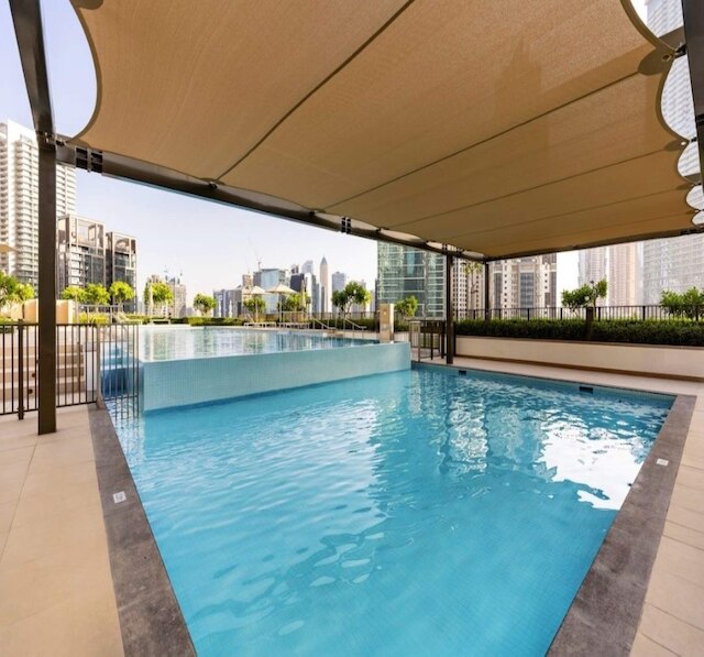 OYO ホーム 1349 ブルジュ クラウン ラグジュアリー 1ベッド アパートメント