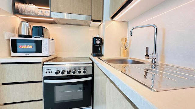 OYO ホーム 1349 ブルジュ クラウン ラグジュアリー 1ベッド アパートメント