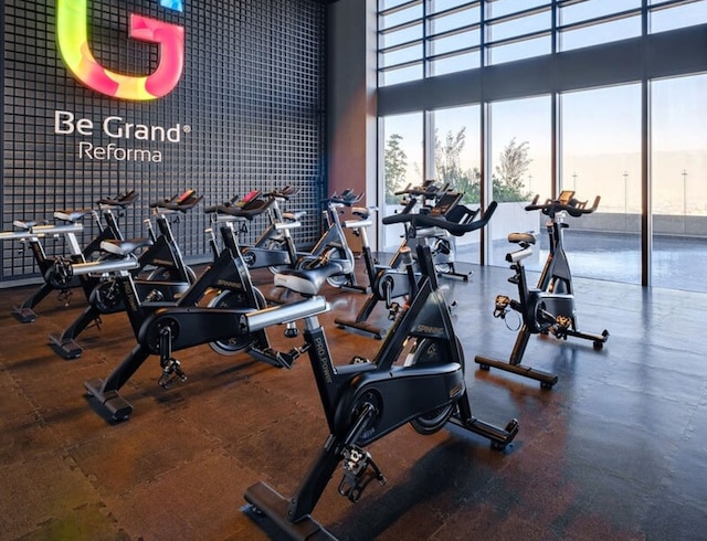 ラグジュアリー 2 BR コンド イン レフォルマ - スカイラインビュー - プール