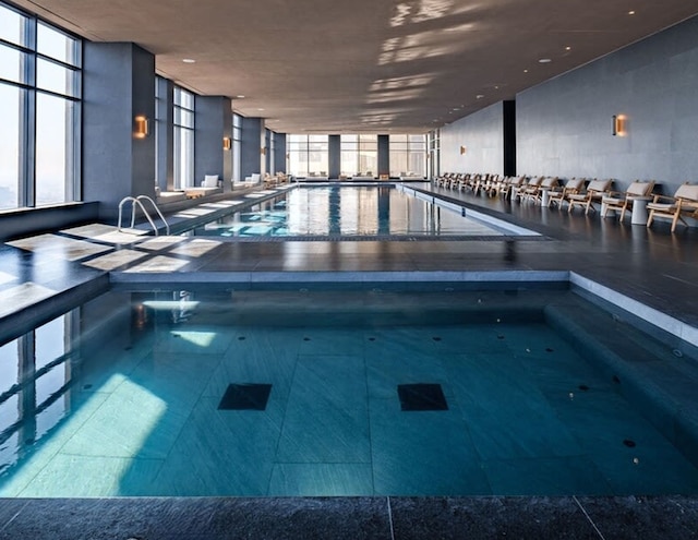 ラグジュアリー 2 BR コンド イン レフォルマ - スカイラインビュー - プール