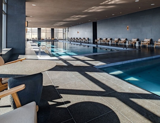 ラグジュアリー 2 BR コンド イン レフォルマ - スカイラインビュー - プール