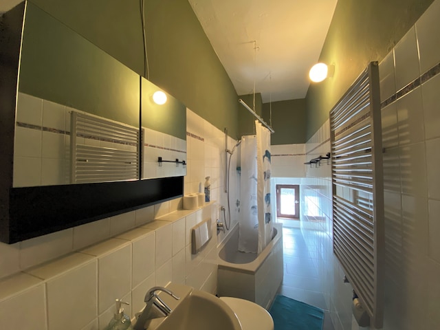 ルーム ツィマー ミット シュトゥック イン コ リビング アパート