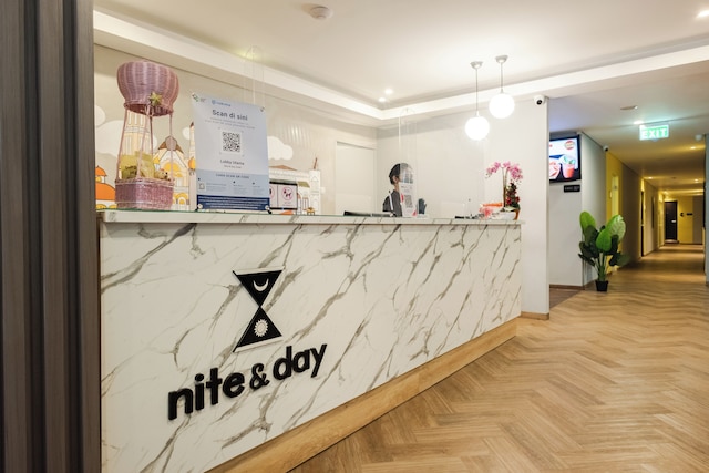 ナイト & デイ カンディ セマラン