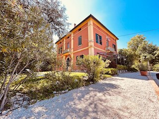 ディモラ ペルシケット ウィズ スタニング ビュー オブ ボローニャ