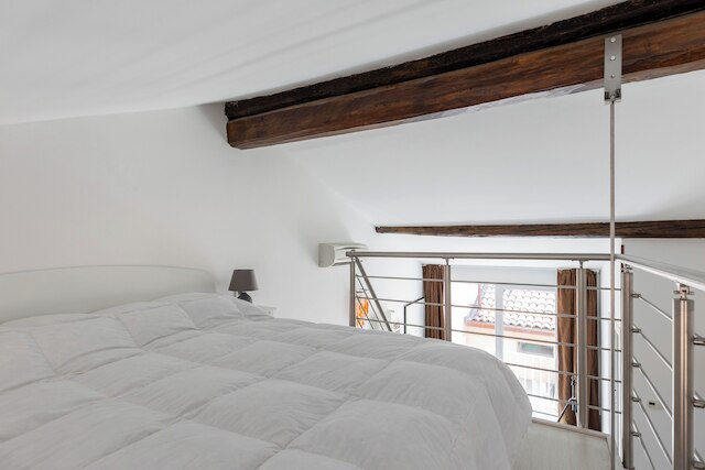 コージー メザニン アパートメント