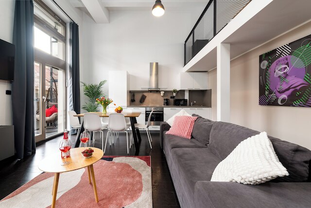 ツーレベル ロフト ウィズ バルコニー アンド パーキング