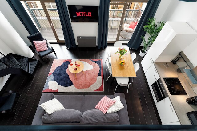 ツーレベル ロフト ウィズ バルコニー アンド パーキング