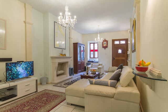 ウェル ロケーテッド コージー ハウス コートヤード カルカ