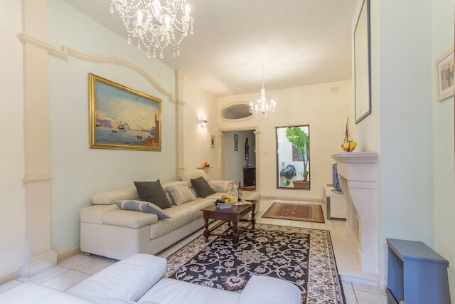 ウェル ロケーテッド コージー ハウス コートヤード カルカ