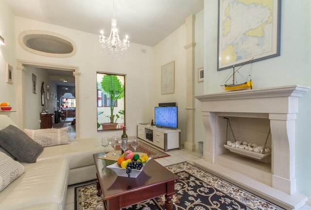 ウェル ロケーテッド コージー ハウス コートヤード カルカ