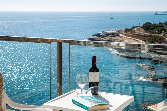 スリーマにある シーニック シーフロント デュプレックスアパートメント