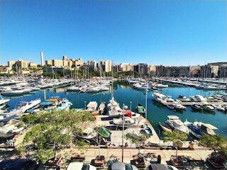 2 ベッドルーム セントラル スペーシャス ウィズ シービューズ