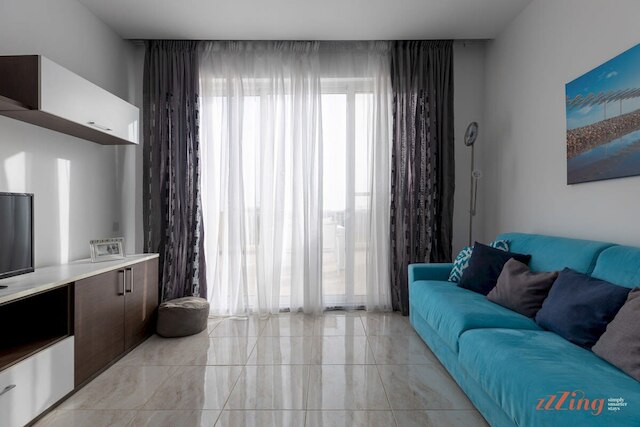 サニー ペントハウス ウィズ テラス アンド オープン ビューズ