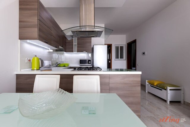 サニー ペントハウス ウィズ テラス アンド オープン ビューズ