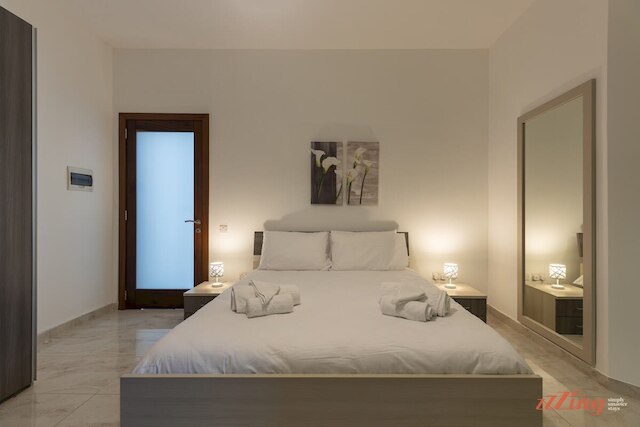 サニー ペントハウス ウィズ テラス アンド オープン ビューズ