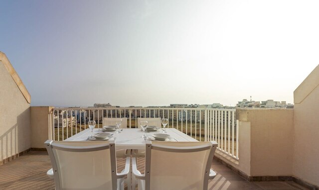 サニー ペントハウス ウィズ テラス アンド オープン ビューズ