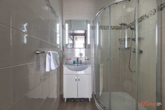 サニー ペントハウス ウィズ テラス アンド オープン ビューズ