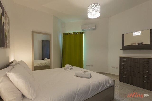 サニー ペントハウス ウィズ テラス アンド オープン ビューズ