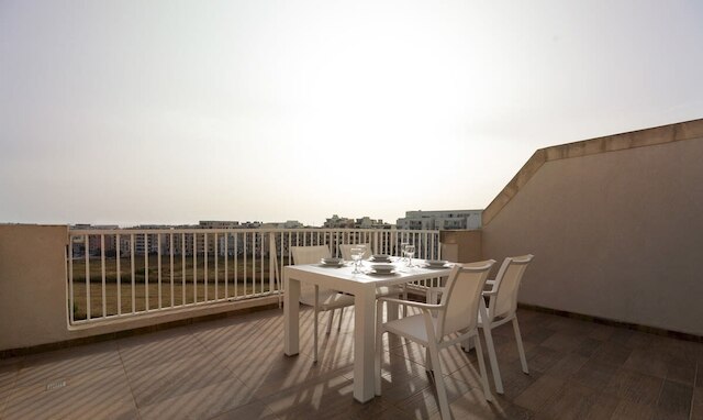 サニー ペントハウス ウィズ テラス アンド オープン ビューズ