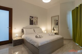 サニー ペントハウス ウィズ テラス アンド オープン ビューズ