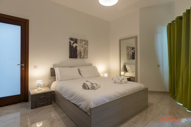 サニー ペントハウス ウィズ テラス アンド オープン ビューズ