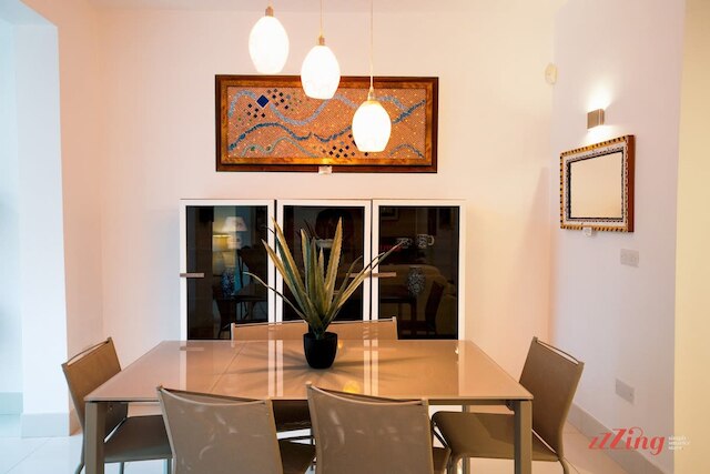 ザ ホリデーホーム ホエア アート リブズ