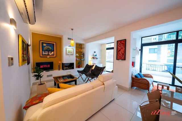 ザ ホリデーホーム ホエア アート リブズ