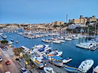 ブライト スペーシャス 2 ベッドルーム ウィズ マリーナビュー