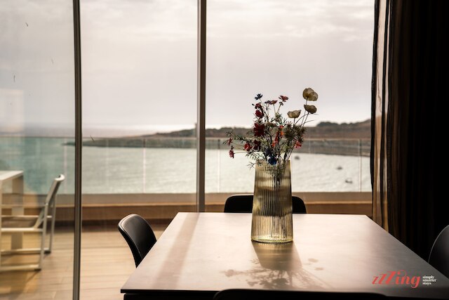 スタニング シービューズ フロム ア ゴージャス ペントハウス