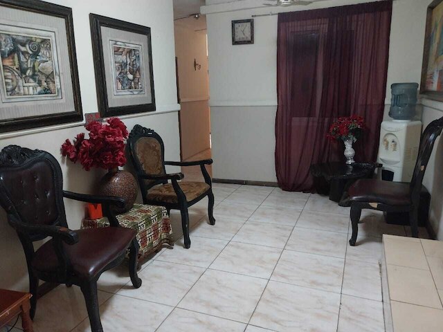 ミス. エミリープレイス