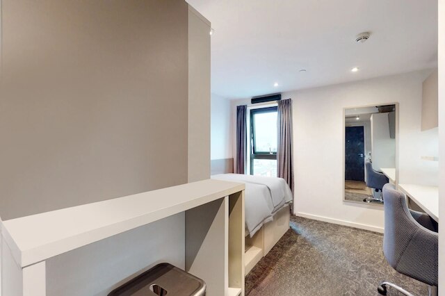 フォー スチューデント オンリー キャンバス マンチェスター