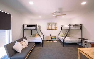 ホリデーホーム ウィズ プール アンド ミニゴルフ